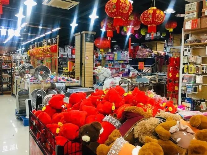 隨著歐洲杯的火熱進(jìn)行,義烏制造的相關(guān)產(chǎn)品無(wú)處不在.